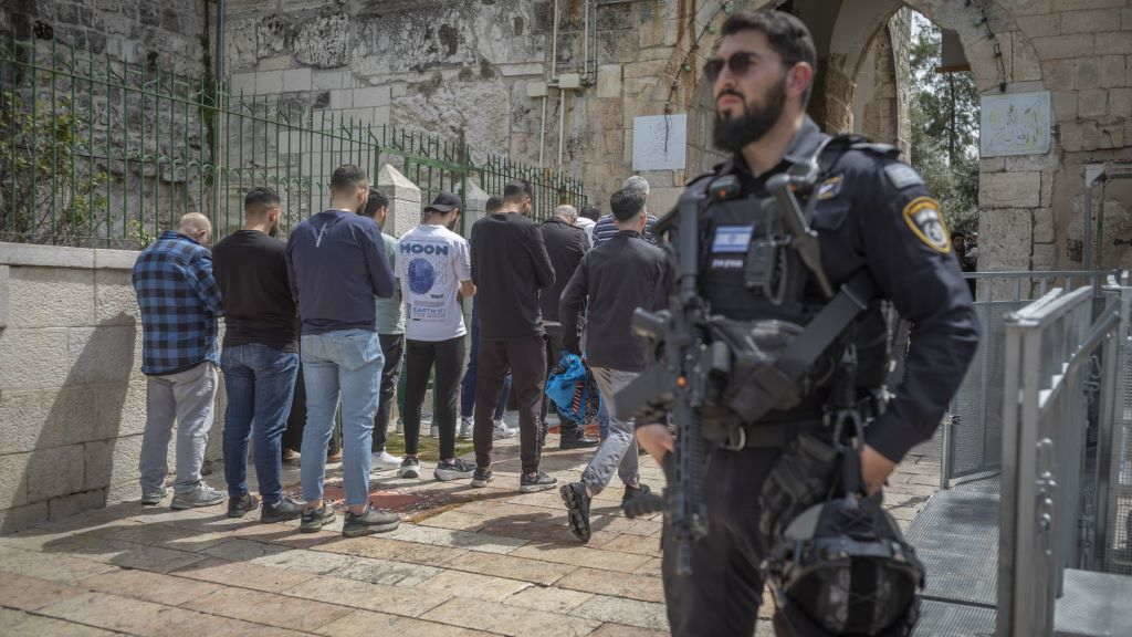 Un oficial israelí fai garda mentres os musulmáns rezan durante o Ramadán no recinto da mesquita de Al Aqsa en Xerusalén. (Foto: Ilia Yefimovich  dpa vía Europa Press).