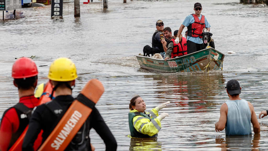 Persoas rescatadas a cuarta feira nas inundacións no Brasil. (Foto: Claudia Martini / Europa Press / Contacto)