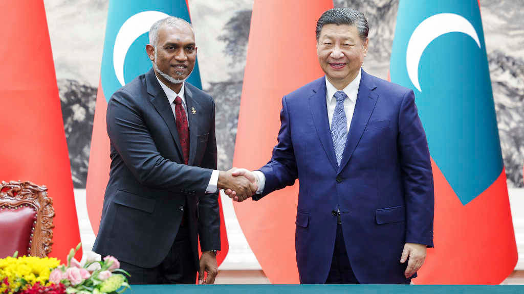 O presidente das Maldivas, Mohamed Muizzu, co mandatario da China, Xi Jinping, en Beijing, no pasado mes de xaneiro. (Foto: Liu Bin / Europa Press / Contacto)