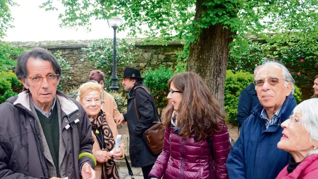 Roteiro de homenaxe a Lu&iacute;sa Villalta conducido por Mar&iacute;a Casar, no centro, con Pancho Pillado e a nai e o pai de Lu&iacute;sa, Mar&iacute;a G&oacute;mez e Rafael Villalta; e Manuela Vega. Detr&aacute;s, Mercedes Queixas e Ces&aacute;reo S&aacute;nchez. (Foto: Xerardo Alvaredo)