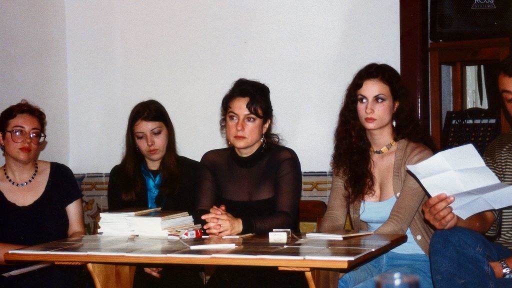 Teresa Seara, Emma Couceiro, Luísa Villalta e Yolanda Castaño na presentación de 'Mulher a facer vento'. Sociedade de Instrução Guilherme Cossoul, 30 de maio de 1998. (Foto: Teresa Seara)
