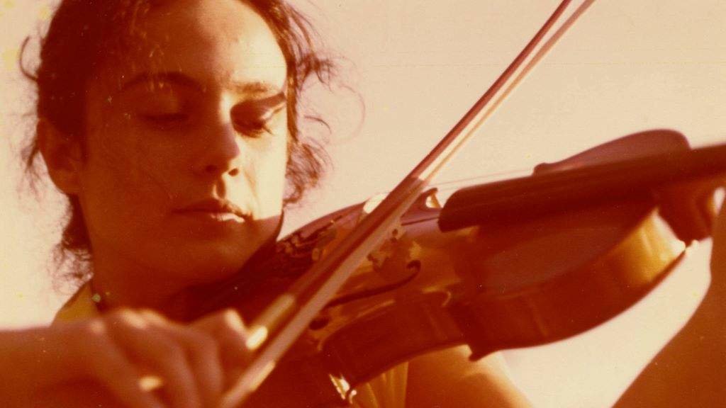 Luísa Villalta de adolescente tocando o violín. (Foto: Rafael Villalta - Arquivo familiar Luísa Villalta)