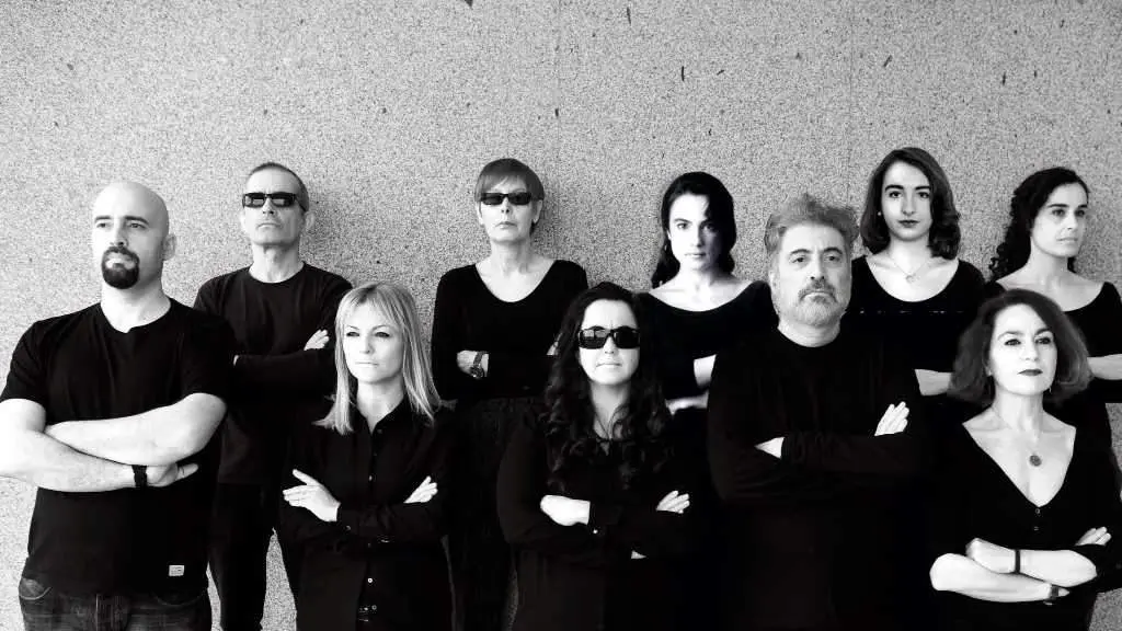 Montaxe con parte do elenco -fotografado por V&iacute;ctor Echave- de 'O paseo das esfinxes'. Atr&aacute;s, Xos&eacute; Bonome, Amalia G&oacute;mez, Lu&iacute;sa Villalta, 
Rita F. Gasalla e Manuela Varela.  Diante, Pedro Picos, Isabel Blanco, Sabela Hermida, Lino Braxe e Rebeca Montero (Foto: V&iacute;ctor Echave).
