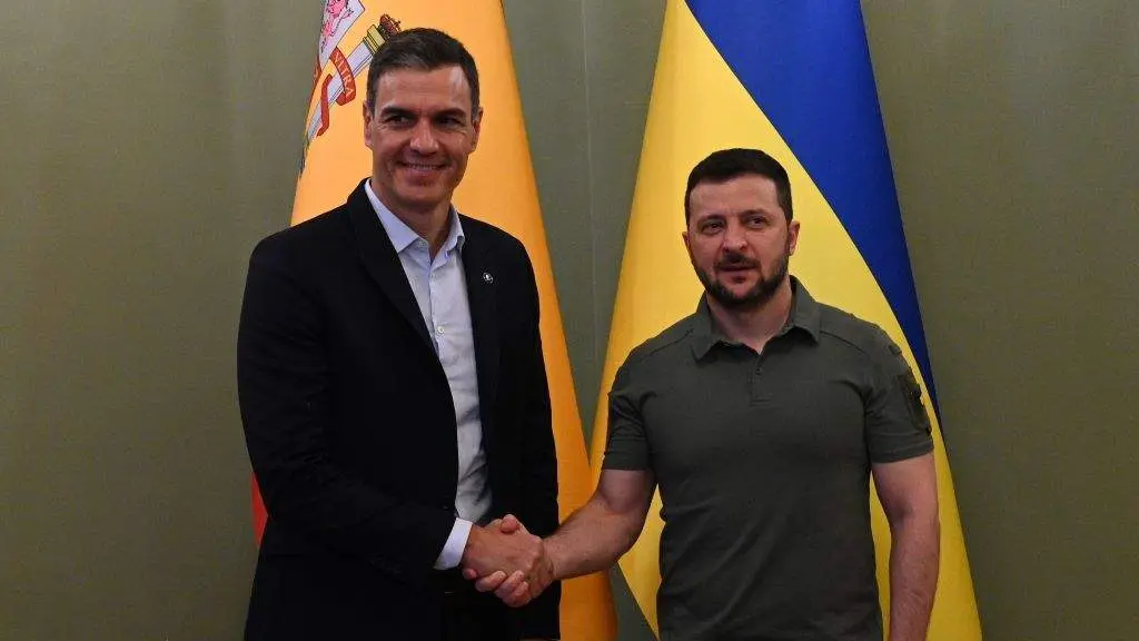 Volodimir Zelenski recibiu o pasado ano en K&iacute;iv a Pedro S&aacute;nchez. (Foto: Borja Puig de la Bellacasa / Pool v&iacute;a Europa Press)
