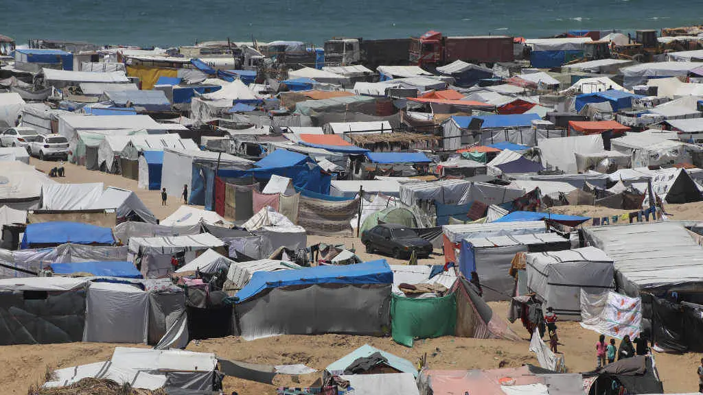 Persoas refuxiadas en tendas de campa&ntilde;a en Gaza. (Foto: Omar Ashtawy / Europa Press / Contacto)