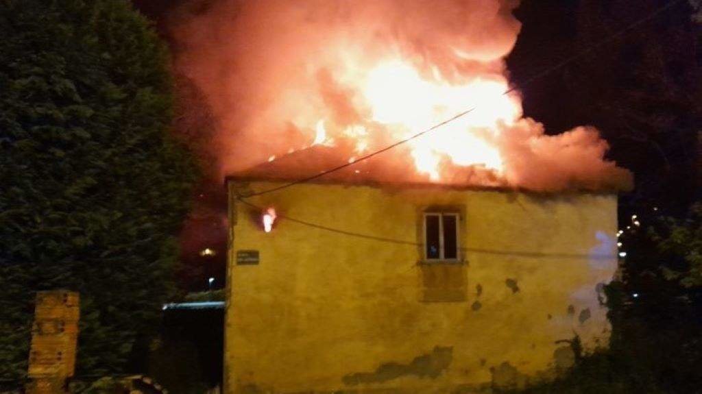 Incendio nunha casa deshabitada no barrio da Cheda, en Lugo. (Foto: Europa Press)