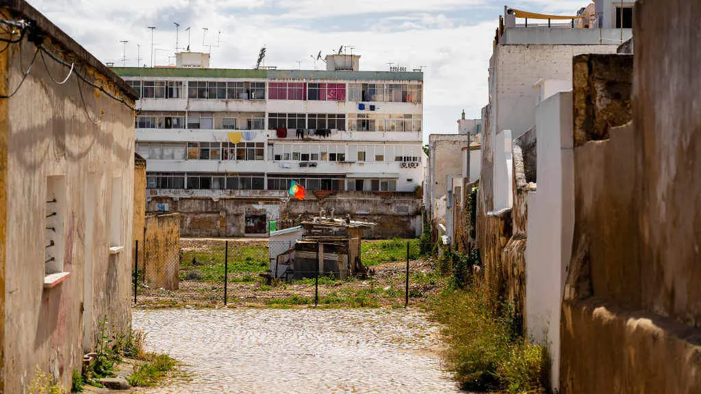 Construci&oacute;n improvisada en Olh&atilde;o da Restaura&ccedil;&atilde;o, no Algarve, a rexi&oacute;n m&aacute;is ao sur do Portugal continental. (Foto: malayo)