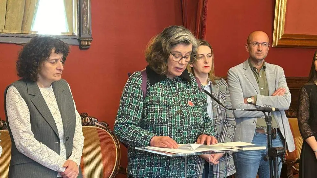 A alcaldesa, Goretti Sanmart&iacute;n; a escritora Marga Romero, a concelleira M&iacute;riam Louzao e o edil Gonzalo Mu&iacute;&ntilde;os. (Foto: Concello de Santiago)