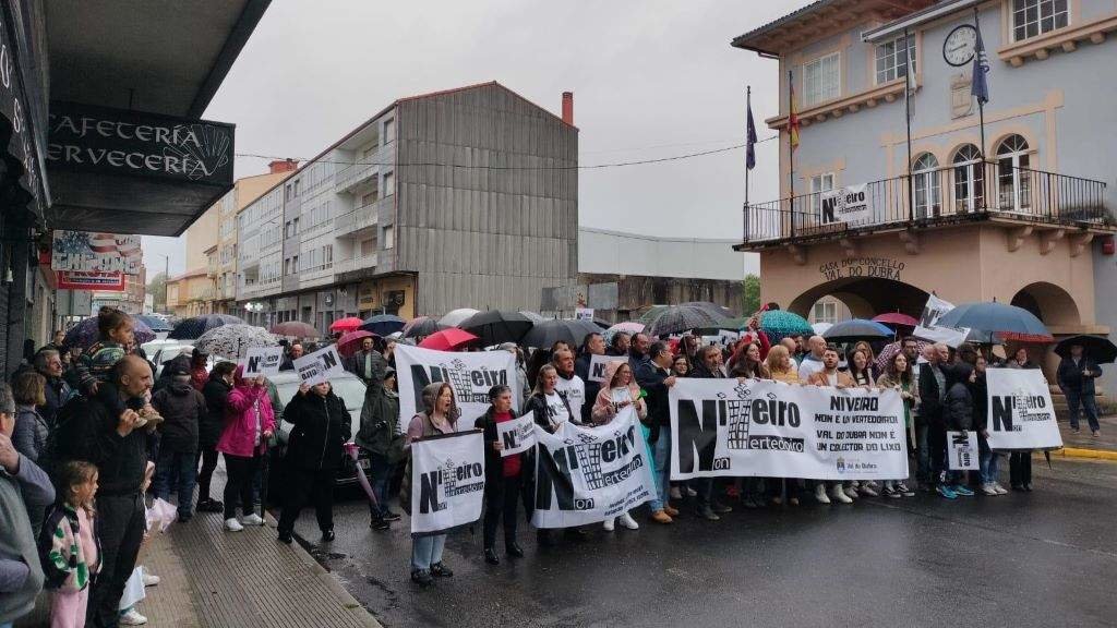 Protesta da veciñanza de Val do Dubra. (Foto: Adega)