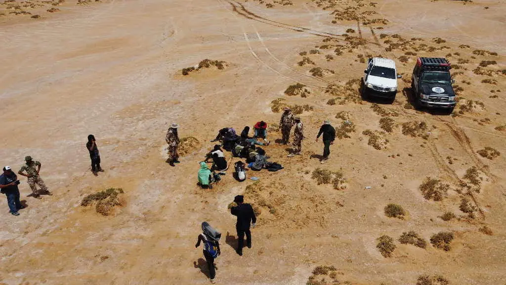 Persoas migrantes expulsadas ao deserto en Libia en 2023. (Foto: Hamza Turkia / Xinhua News / Contactophoto)