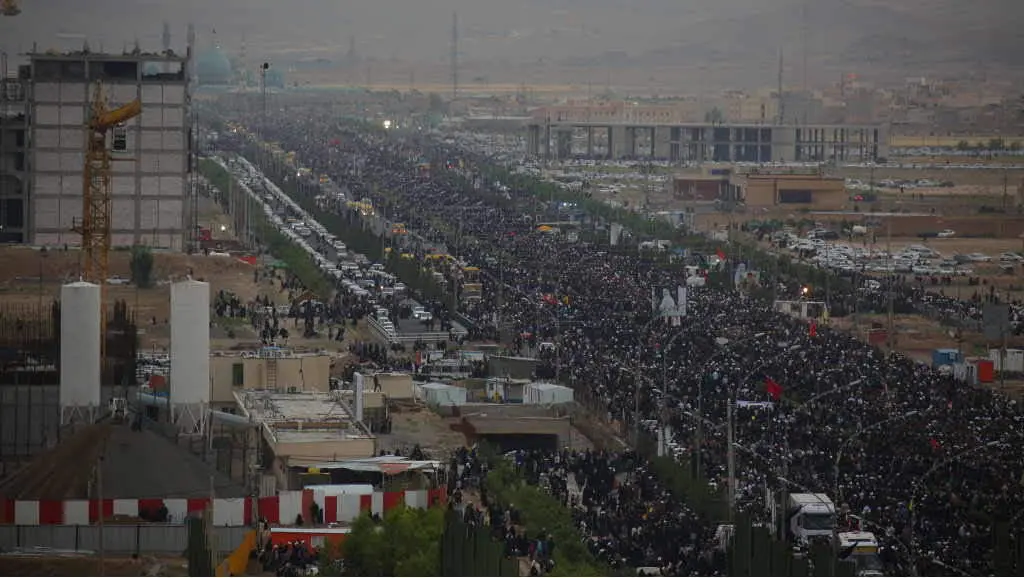 Procesi&oacute;n funeraria do presidente Ebrahim Raisi en Qom, a terza feira. (Foto: Ahmad Zohrabi / DPA v&iacute;a Europa Press)