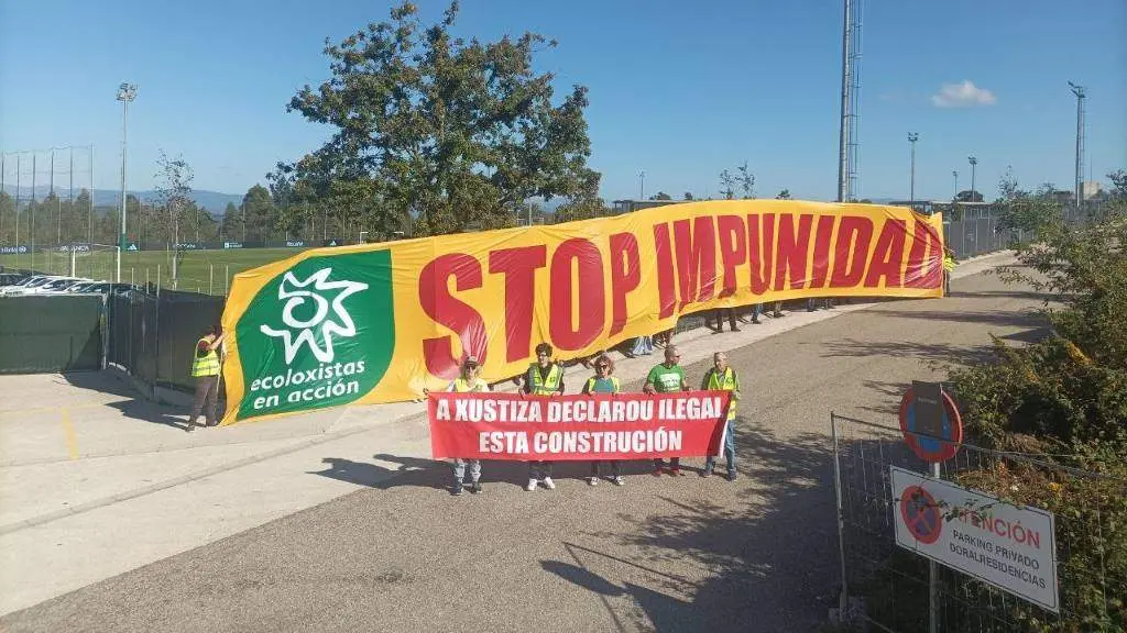 Protesta de Ecoloxistas en Acci&oacute;n diante da cidade deportiva do Celta.