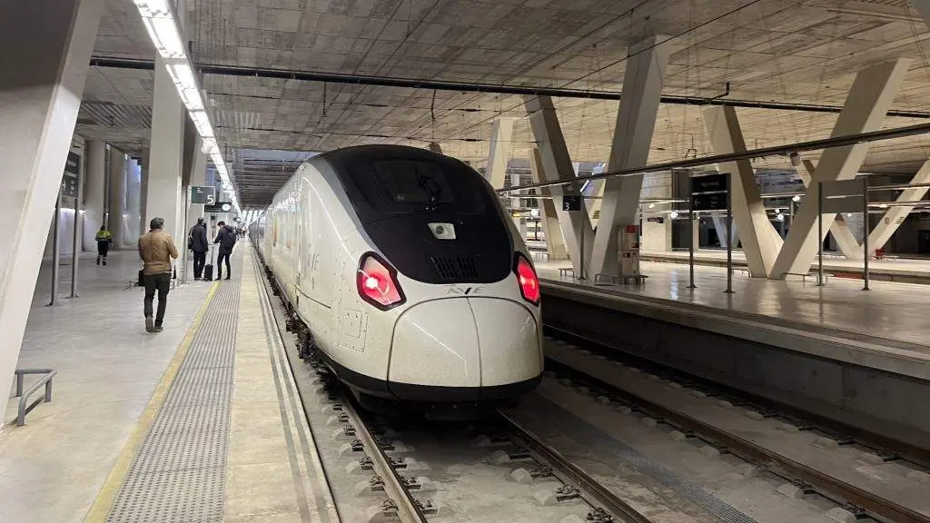 Tren Avril na estaci&oacute;n de Vigo-Urzaiz. (Foto: Europa Press)