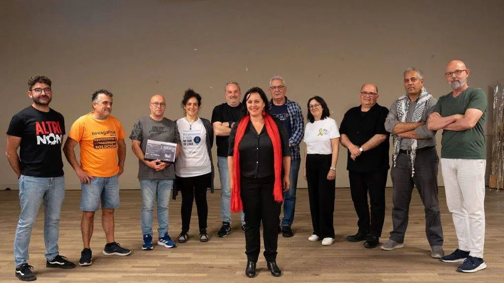 Ana Miranda, esta terza feira, con representantes de colectivos sociais. (Foto: N&oacute;s Diario)