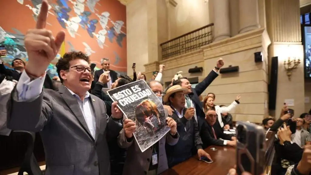 Activistas celebran a prohibici&oacute;n das touradas (Foto: Congreso de Colombia).