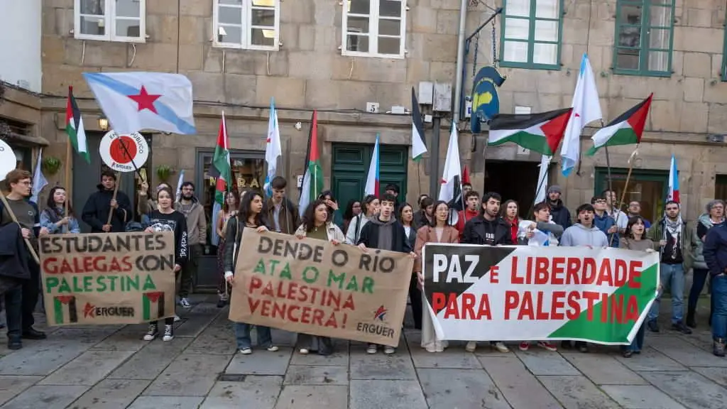 Ducias de estudantes na mobilizaci&oacute;n de Erguer en apoio a Palestina do 22 de maio en Compostela. (Foto: Arxina).