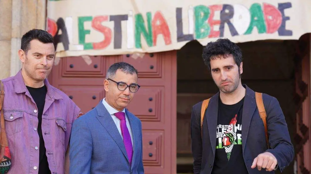 O primeiro secretario da Embaixada Palestina, Khaldun Almassari, visita aos estudantes acampados na Facultade de Historia da USC. (Foto: &Aacute;lvaro Ballesteros)
