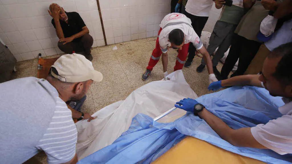 O corpo dun palestino asasinado nun ataque a&eacute;reo israel&iacute; ao chegar ao hospital al Aqsa, no centro da Faixa de Gaza, a cuarta feira. (Foto: Ali Hamad / Zuma Press / ContactoPhoto)
