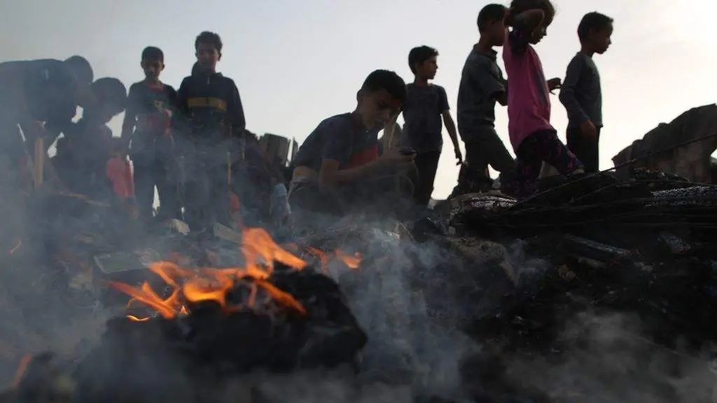 O campamento de refuxiados de Rafah atacado por Israel. (Foto: Khaled Omar / Xinhua News / ContactoPhoto v&iacute;a Europa Press)