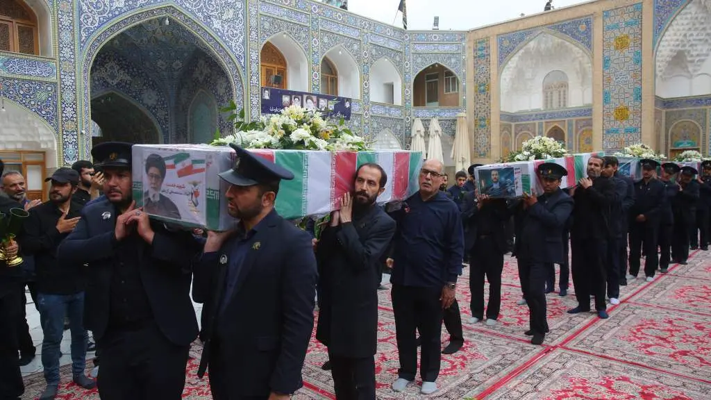 Varias persoas transportando os cadaleitos de Ebrahim Raisi e Hossein Amirabdollahian, o pasado 21 de maio, na cidade iraniana de Qom. (Foto: Ahmad Zohrabi / DPA v&iacute;a Europa Press)