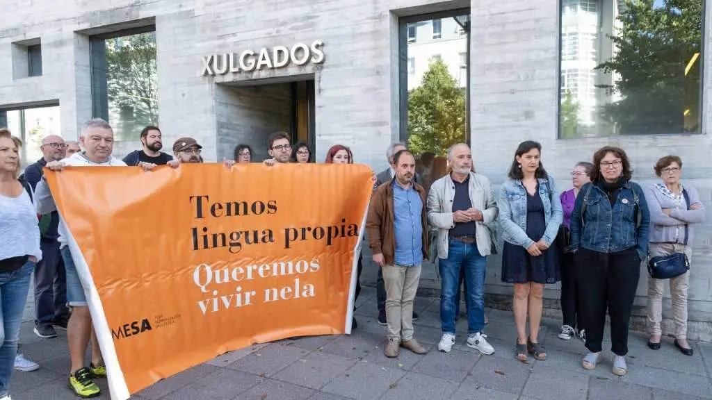 Protesta convocada pola Mesa ante os xulgados de Compostela para arroupar Xos&eacute; Agrelo. (Foto: Arxina)