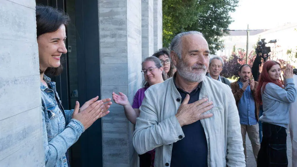 O veci&ntilde;o de Rianxo sancionado por pedir atenci&oacute;n en galego &aacute; s&uacute;a chegada aos xulgados. (Foto Arxina).
