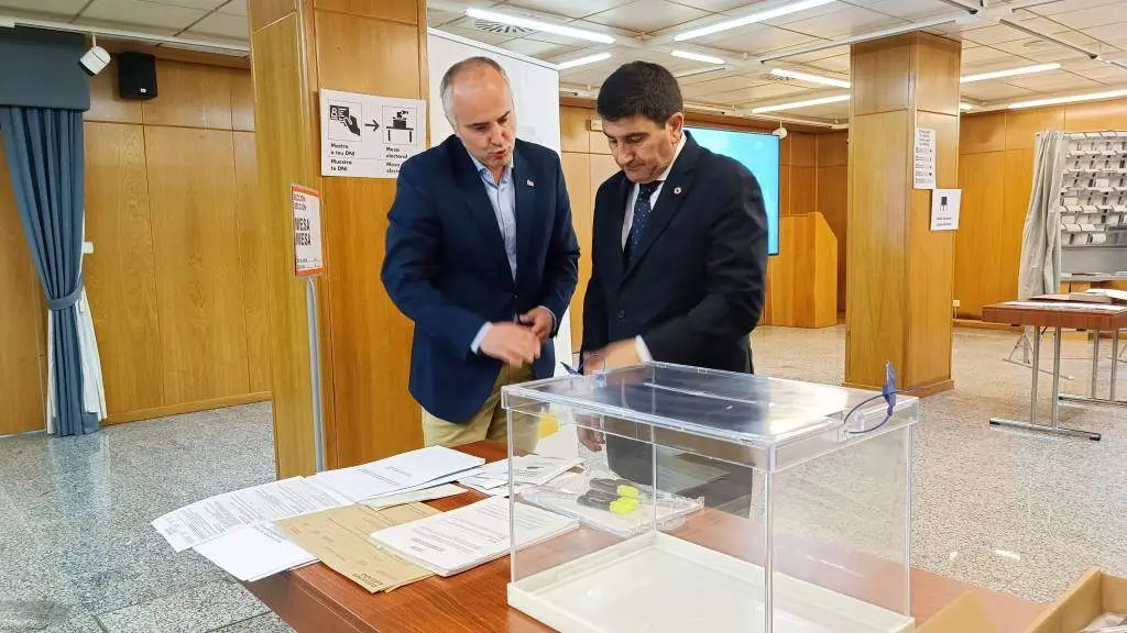 O delegado do Goberno estatal na Galiza, Pedro Branco, presentou na Coru&ntilde;a os materiais que haber&aacute; nos centros de votaci&oacute;n nas elecci&oacute;ns europeas. (Foto: N&oacute;s Diario)