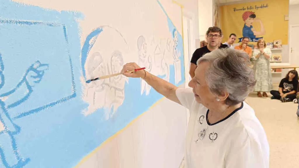 Amalia B&oacute;veda pintando o mural no CEIP Alexandre B&oacute;veda (Foto: Polo Correo do Vento).