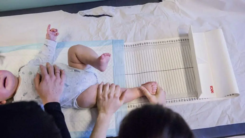 Control de idade dun beb&eacute; nunha consulta de pediatr&iacute;a. (Foto: Colexio Oficial de Enfermeiras de Barcelona).
