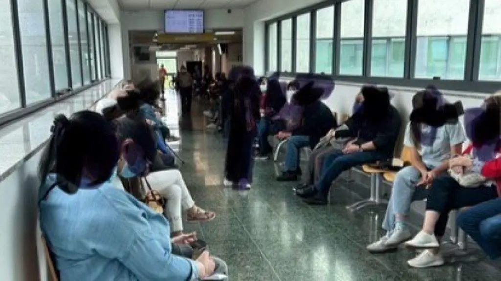 O corredor de acceso ao Hospital de D&iacute;a Oncol&oacute;xico do CHUS, ateigado esta quinta feira. (Foto: Asociaci&oacute;n de Pacientes do CHUS)
