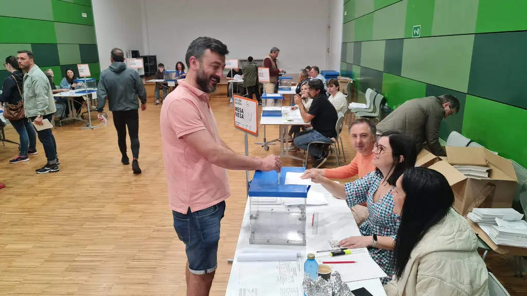 Un home vota nun colexio electoral da Coru&ntilde;a (Foto: N&oacute;s Diario).