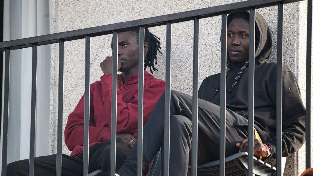Dous migrantes en Sanxenxo (O Saln&eacute;s), chegados &aacute; Galiza desde Canarias, o pasado mes de novembro (Foto: Elena Fern&aacute;ndez / Europa Press).