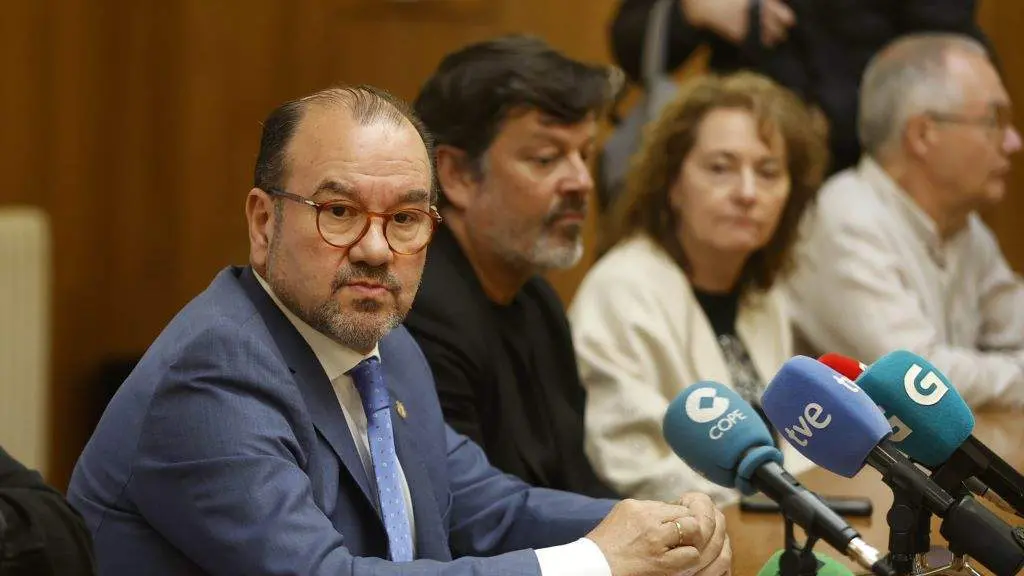 Rolda de prensa do reitor da USC, Antonio L&oacute;pez, esta cuarta feira. (Foto: Arxina)