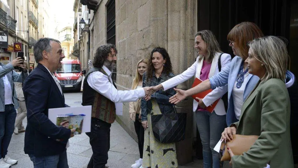 O concelleiro do BNG en Barbad&aacute;s, Seraf&iacute;n L&oacute;pez, sa&uacute;da a concelleira e portavoz do PSOE no concello de Ourense, Natalia Gonz&aacute;lez, a concelleira do PP en Ourense, Sonia Ogando, e a concelleira do PP en Ourense, Noelia P&eacute;rez. (Foto: Rosa Veiga / Europa Press)