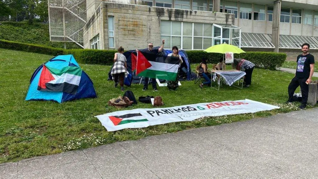 Alumnado da UDC acampado no campus de Elvi&ntilde;a en apoio a Palestina. (Foto UDC).