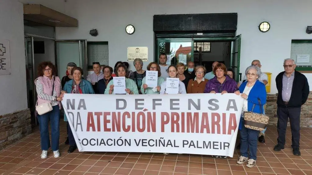 Protesta en defensa da Atenci&oacute;n Primaria no consultorio de Palmeira (Ribeira, O Barbanza). (Foto: N&oacute;s Diario).