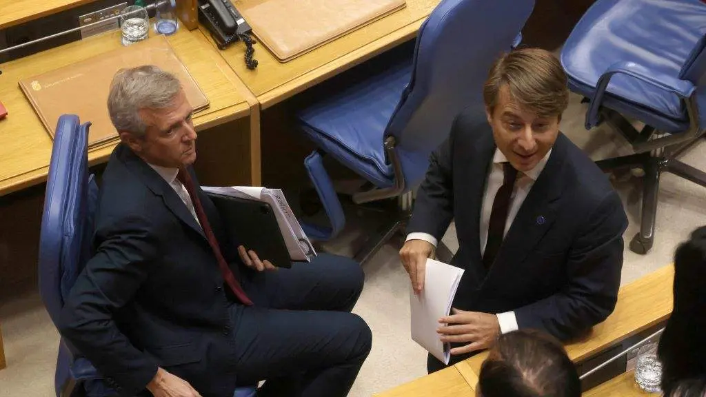 O presidente da Xunta, Alfonso Rueda, e o conselleiro de Facenda, Miguel Corgos, no Parlamento. (Foto: Arxina)