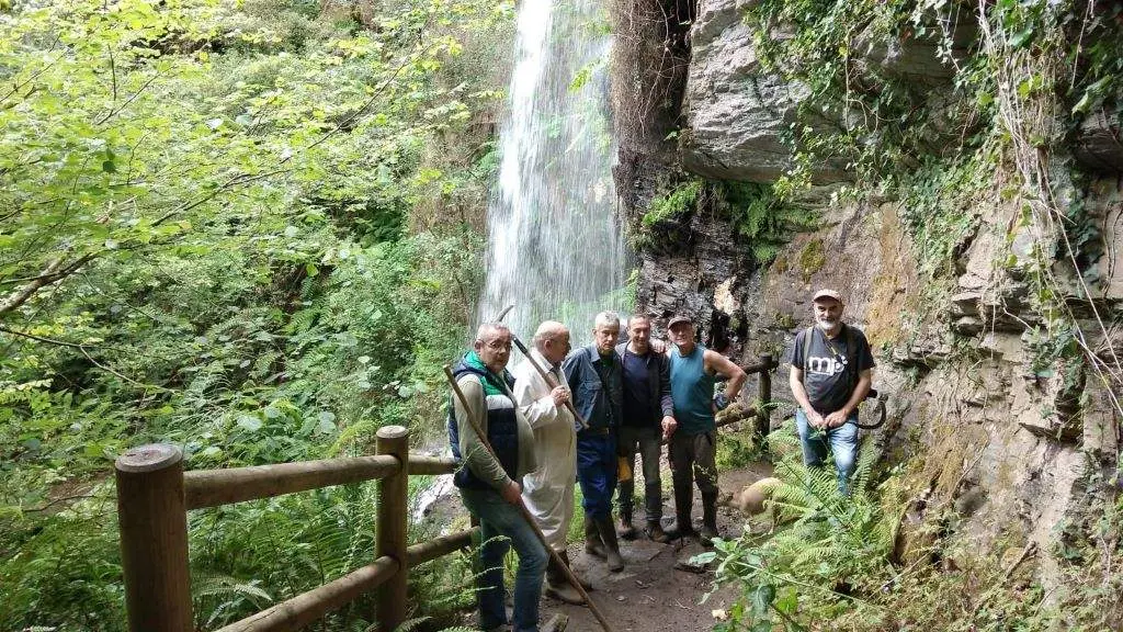 Xornada de voluntariado en Santo Estevo de Ermo, en Barreiros (A Mari&ntilde;a). (Foto: N&oacute;s Diario).