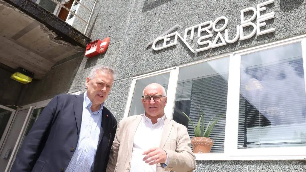 O conselleiro de Sanidade, Antonio G&oacute;mez Caama&ntilde;o, diante dun centro de sa&uacute;de nunha imaxe de arquivo. (Foto: Xunta)