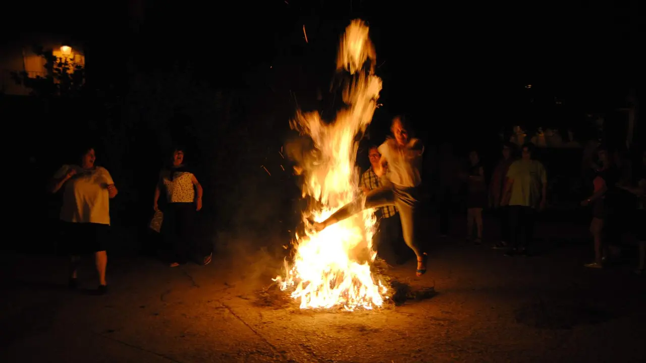 Fogueira de San Xo&aacute;n no Bierxo. (Foto: Rafael Quint&iacute;a).