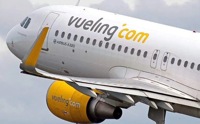 Avi&oacute;n-de-la-compa&ntilde;&iacute;a-Vueling.