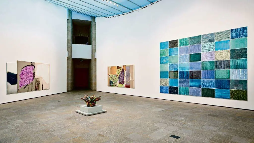 Vista de salas da exposici&oacute;n &ldquo;Desexando ser&rdquo;. De esquerda a dereita, &lsquo;O silencio mineral&rsquo;, 2013-2016. &lsquo;Penacapitel&rsquo;, 2017. &lsquo;Algu&eacute;n vir&aacute; cambiar as regras do xogo&rsquo;, 2014-23. &lsquo;A lagoa Estixia&rsquo;, 2002. (Foto: Cortes&iacute;a MARCO / UMFotograf&iacute;a)