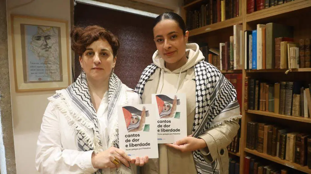 &Aacute;nxela Gippini (esq.) e Sara Ashour (der.) na presentaci&oacute;n na librar&iacute;a Couceiro de Compostela. (Foto: Arxina)