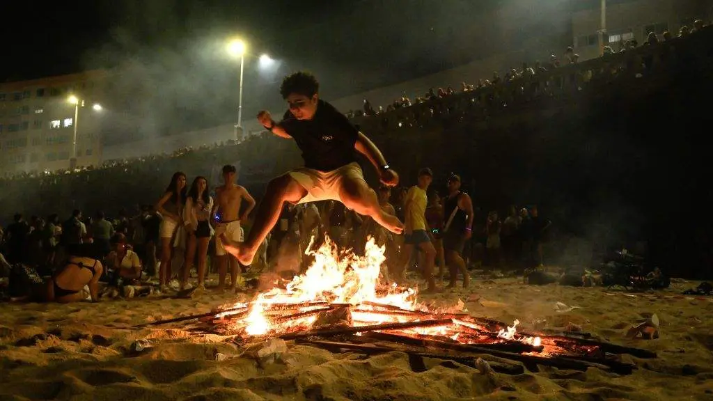 Un rapaz saltando unha cacharela no San Xo&aacute;n da Coru&ntilde;a de 2023. (Foto: M. Dylan / Europa Press)