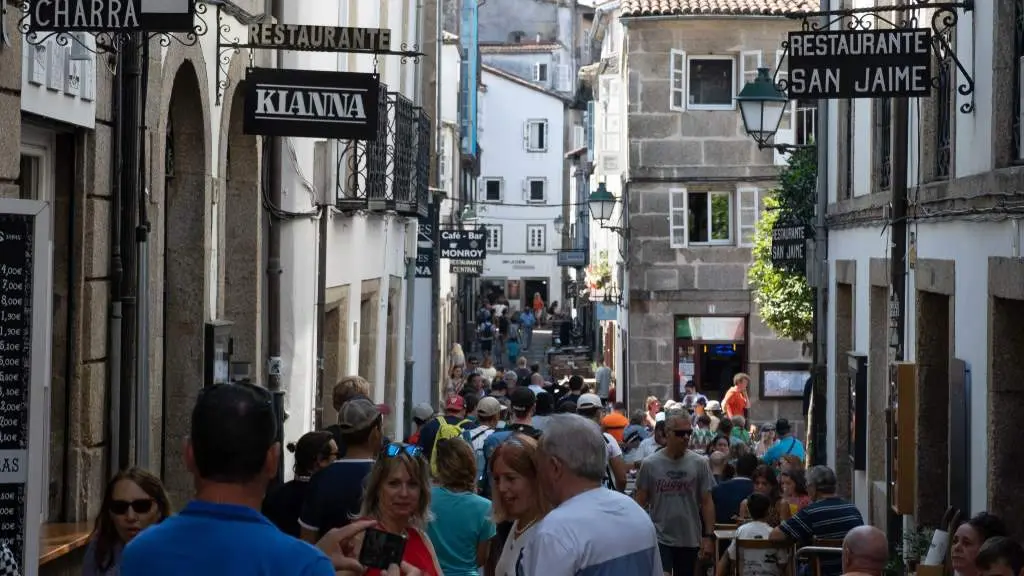 Turistas no centro hist&oacute;rico de Compostela. (Foto: Arxina)