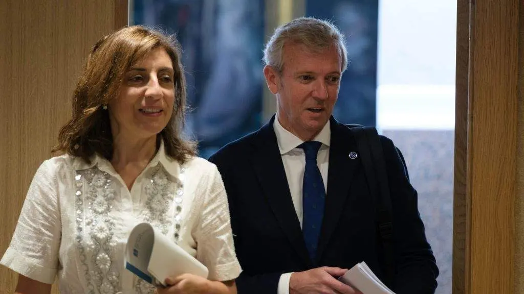 &Aacute;ngeles V&aacute;zquez e Alfonso Rueda, esta segunda feira, nos corredores de San Caetano. (Foto: Arxina)