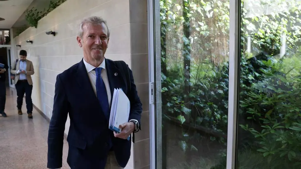 O presidente da Xunta, Alfonso Rueda, esta segunda feira nos corredores de San Caetano. (Foto: Arxina)