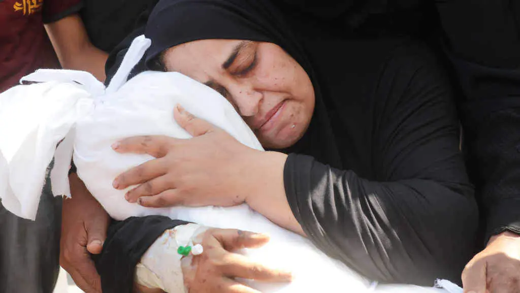 Unha muller desp&iacute;dese dunha crianza asasinada en Gaza, a terza feira. (Foto: Omar Ashtawy / APA Images via ZUMA / DPA v&iacute;a Europa Press)