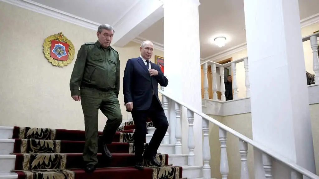 Valeri Gerasimov, l&iacute;der das Forzas Armadas rusas, e o presidente Vladimir Putin. (Foto: Omar Ashtawy / APA Images via ZUMA / DPA v&iacute;a Europa Press)