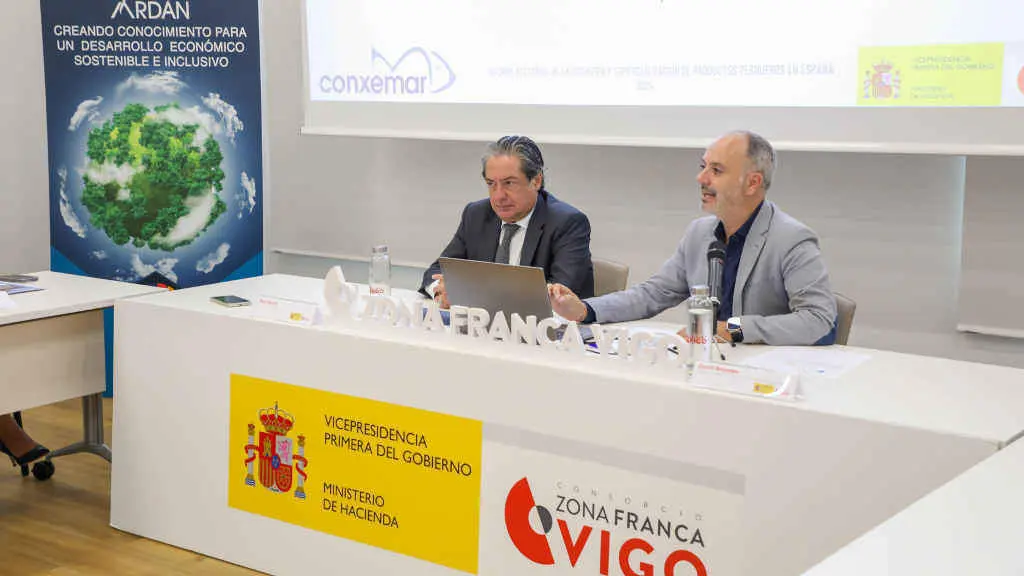 Eloy Garc&iacute;a e David Regades onte na presentaci&oacute;n do informe en Vigo. &Aacute; dereita, gr&aacute;ficas coas porcentaxes 
de empresas, facturaci&oacute;n 
e emprego (Foto: Consorcio da Zona Franca de Vigo).